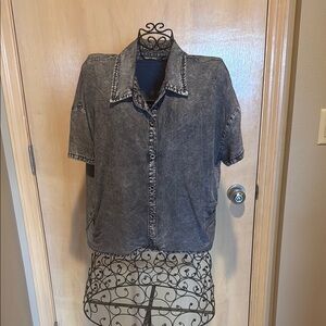 Gray Short Sleeve Button-Up Shirt